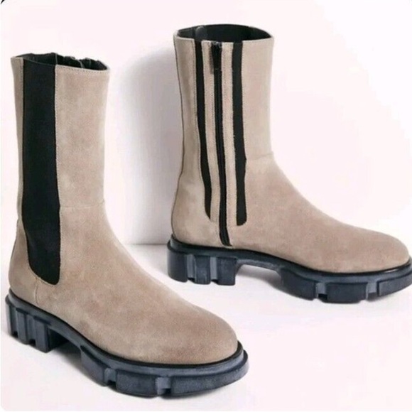 Free People Chelsea Boot, SZ 39, New With Box $125 $300
Size: 8.5
Free People - Picture 6 of 9